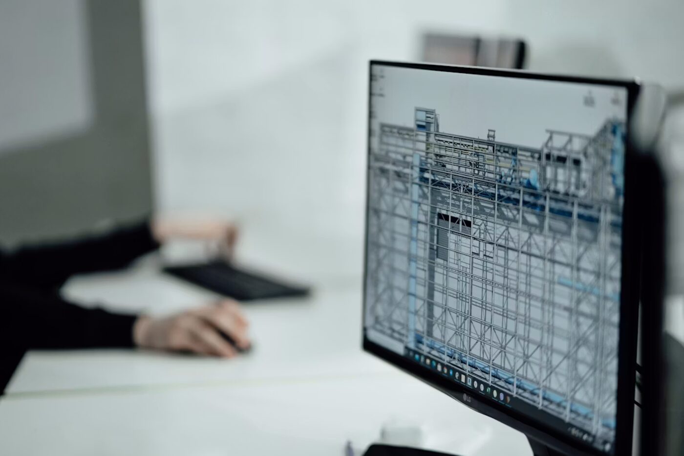 Engineer viewing technical drawing on monitor — progeTABLE Excel data in DWG